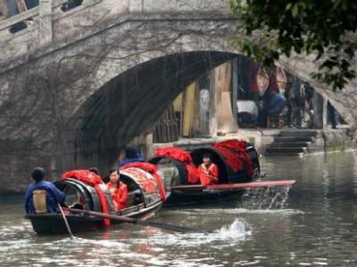 Traditional wedding on water held in E China's ancient waterside town