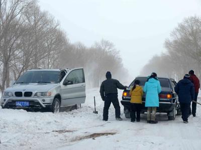 Snowstorm seriously affects traffic in N China's Inner Mongolia