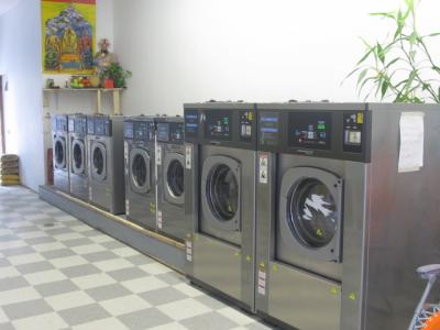 洗衣店：洗衣，干洗，改衣 (519-902-5688)