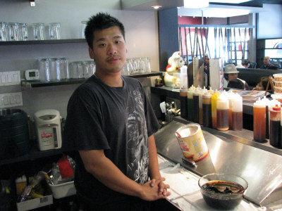 不惧吃苦用心经营 加华人初中生成功变身餐馆老板