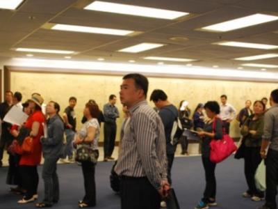 签证新规引关注 签证中心排长龙