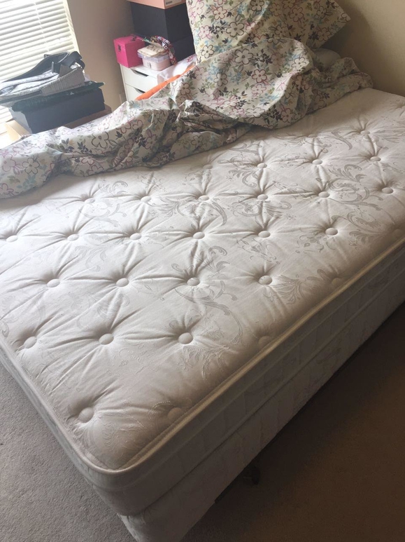queen 床垫送床架，自取，$250,床垫非常新，只是毕业的时候父母来睡过几次，欢迎来看看 ...